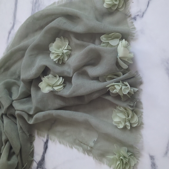 Green light weight scarf - Picture 2 of 5